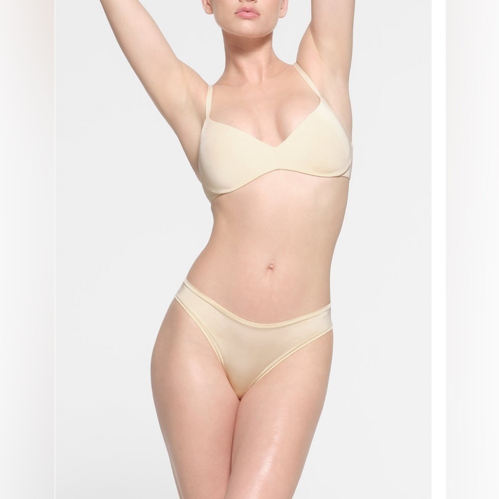 SKIMS WIRELESS FORM PUSH-UP BRA 34DD